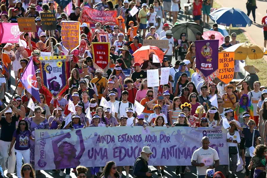 Ato no DF atrai milhares pelo pelo fim do feminicídio e da precarização do trabalho