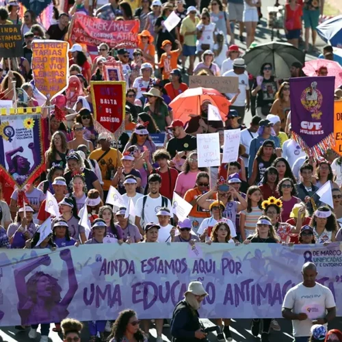 Ato no DF atrai milhares pelo pelo fim do feminicídio e da precarização do trabalho