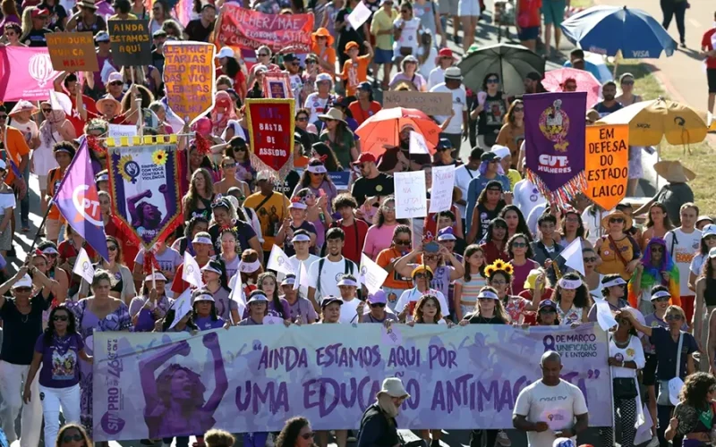 Ato no DF atrai milhares pelo pelo fim do feminicídio e da precarização do trabalho