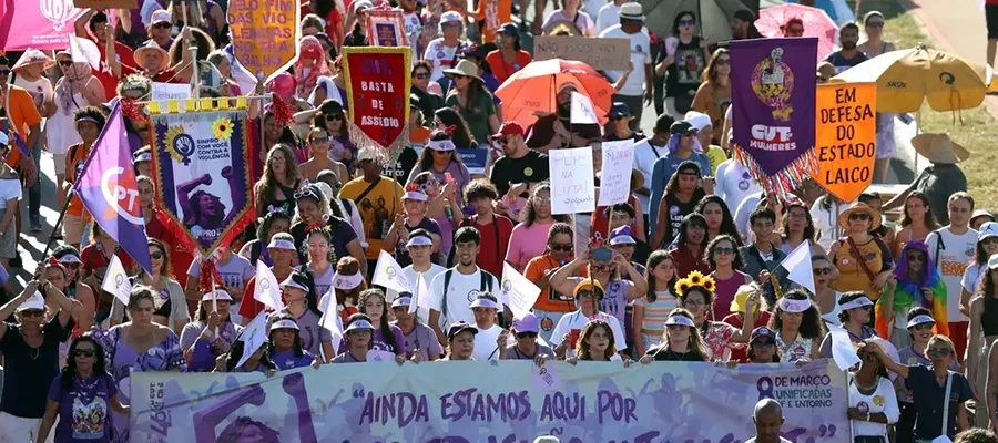 Ato no DF atrai milhares pelo pelo fim do feminicídio e da precarização do trabalho